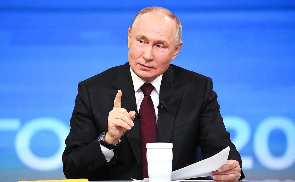 Путин с пальцем.jpg