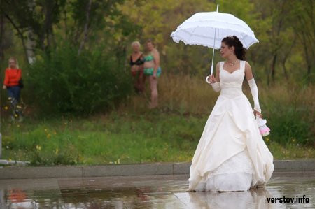 «Невесты» обновили фонтан и «убили» свои платья