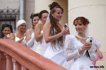 «Невесты» обновили фонтан и «убили» свои платья