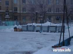 Коммунальщики перепутали мусорку с хоккейной коробкой