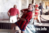 Мудрые люди соревновались в настольном теннисе