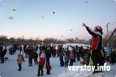 Магнитогорцы отметили День снега, запустив десятки воздушных фонариков в сторону бензозаправки