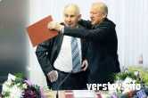 Валентин Романов принимает поздравления от Евгения Тефтелева и одновременно кладет в карман белый платок