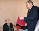 «Живите!» Виталий Бахметьев вручил ветерану сертификат на покупку жилья