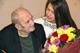 «Живите!» Виталий Бахметьев вручил ветерану сертификат на покупку жилья