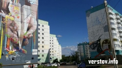 Это будет последнее граффити в этом году! Художники из Екатеринбурга раскрашивают свою «Летящую музу»