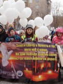С плакатами и белыми шарами. В Магнитке школьники почтили память жертв ДТП