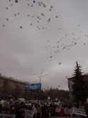 С плакатами и белыми шарами. В Магнитке школьники почтили память жертв ДТП