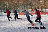 Спортивно, по-мужски! Настоящие металлурги отдыхают с мячом на снегу