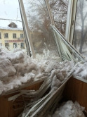 «Мы пытались чистить вручную». Официальный комментарий руководства ЖРЭУ о падении снега на крышу балкона