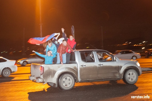 Магнитка не спит! Жители города перекрыли проспект Ленина и празднуют победу «Металлурга»