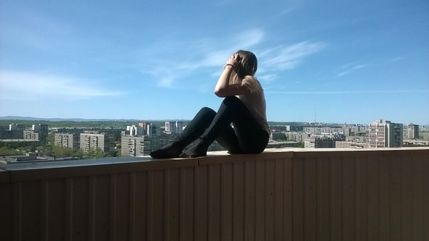 devushki-na-balkone-foto-yaponki-ne-breyut-volosi