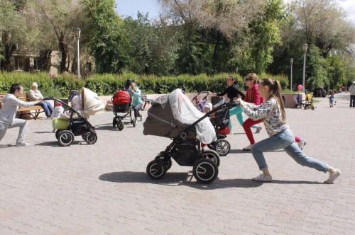 Фитнес, дети, свежий воздух… В сквере Металлургов мамочки делали зарядку с грудными малышами