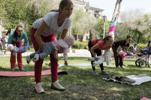 Фитнес, дети, свежий воздух… В сквере Металлургов мамочки делали зарядку с грудными малышами