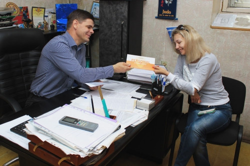 Подарок от депутата. Роман Козлов подарил многодетной матери круглосуточную юридическую помощь