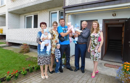 А Дубровскому слабо? Губернатор Калининградской области и его жена подарили свою квартиру многодетной семье
