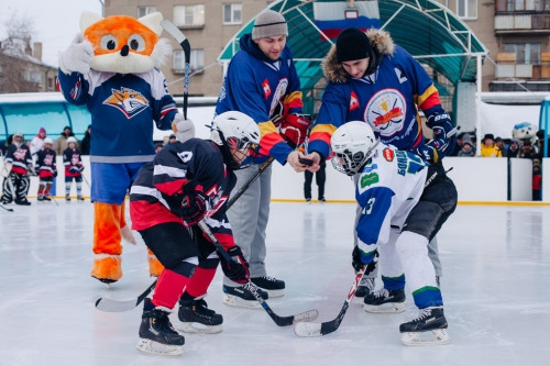 Новая жизнь «Малыша». Хоккеисты «Металлурга» помогли восстановить хоккейный стадион