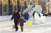 «Левый и правый». Вчера в Магнитогорске открылись сразу два ледовых городка