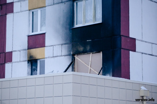 «Нам остаётся только с крыши спрыгнуть». Жильцы сгоревшей квартиры требуют возмещения ущерба от застройщика