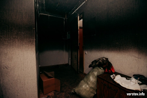 «Нам остаётся только с крыши спрыгнуть». Жильцы сгоревшей квартиры требуют возмещения ущерба от застройщика