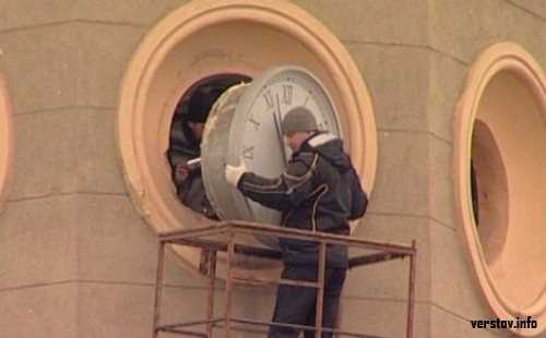 Обратно вернут? На площади Носова демонтируют историческую надпись, а на Ленинградской сняли большие часы