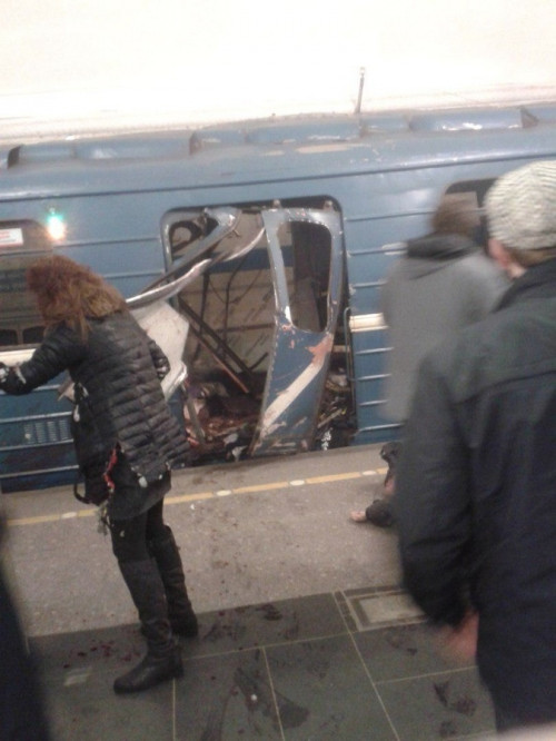 Станции задымлены, людей эвакуируют. В метро Санкт-Петербурга прогремели взрывы