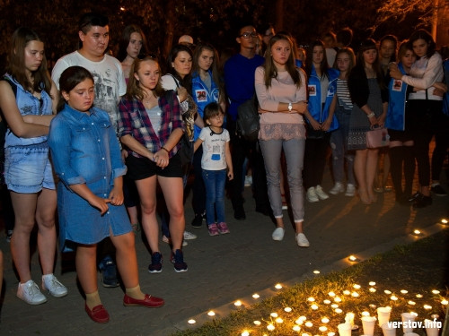В память о страшной трагедии. Дети и взрослые зажгли свечи в парке Металлургов