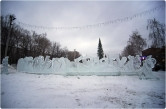 Ледяные фигуры против оттепели и вандалов. Про ледовый городок, горки и новогоднюю красавицу
