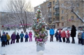 Праздник для всех! В разных уголках Магнитогорска появляются наряженные новогодние елки