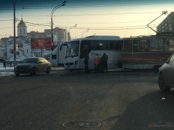 «Подрезал» трамвай. На перекрестке Ленина - Труда произошла авария с участием междугородного автобуса