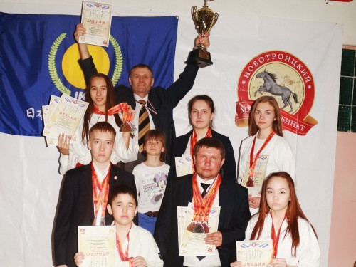 Замкнули тройку призёров. Магнитогорские каратисты выступили на соревнованиях в Новотроицке