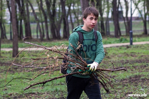 Молодежь избавила парк от веток. В Магнитогорске «экогерои» прошли очередной квест