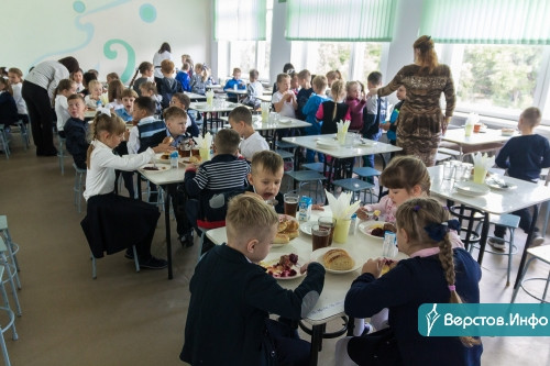 С сыром и фруктами. В Магнитогорске учащиеся младших классов стали получать бесплатные завтраки