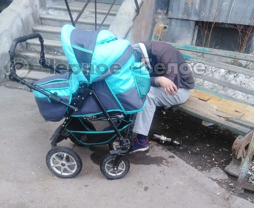 Протокол составили на мать. В Магнитогорске пьяный мужчина пошёл гулять с младенцем, но уснул на скамейке