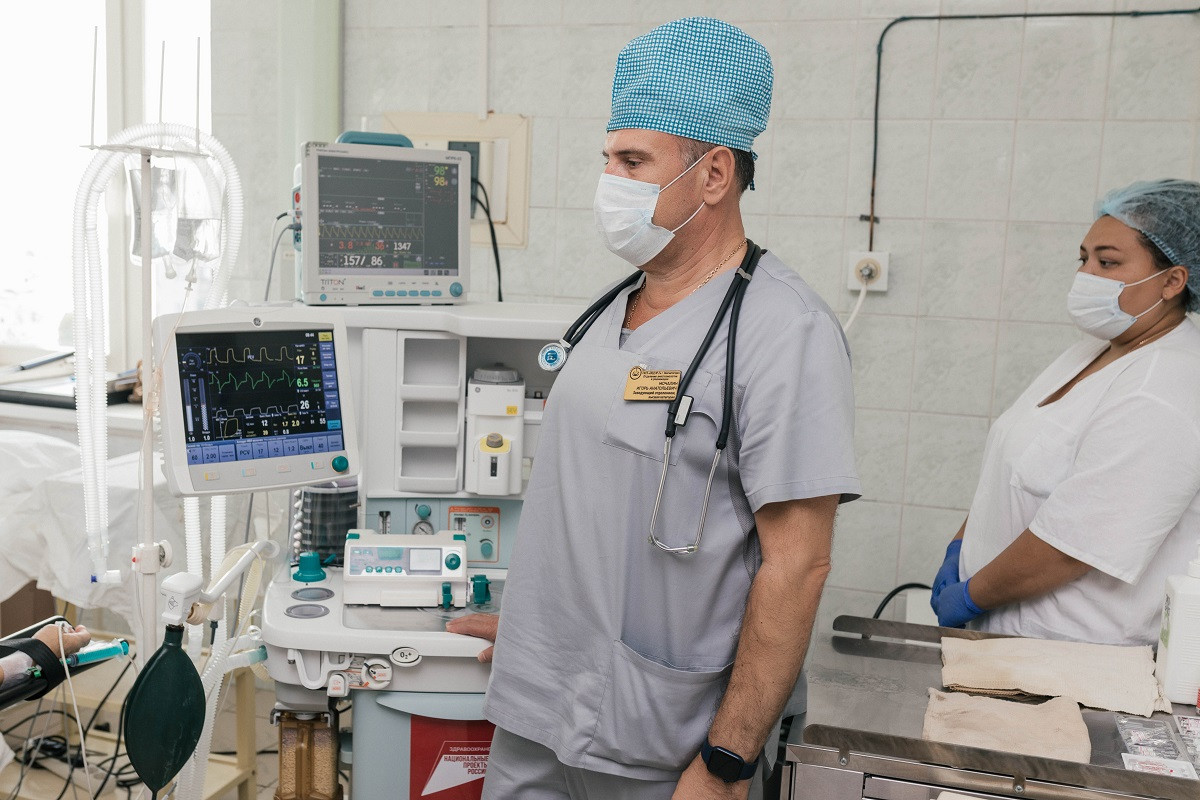 Мочалин в операционной.jpg