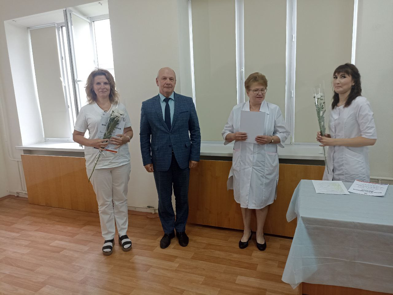 Демчук награждает.jpg