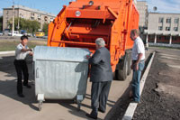 Новый мусоровоз в действии Новый мусоровоз в действии