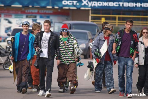 Юные сноубордисты вышли в экипировке на улицы города (+фото)