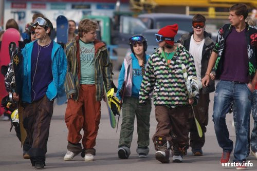 Юные сноубордисты вышли в экипировке на улицы города (+фото)