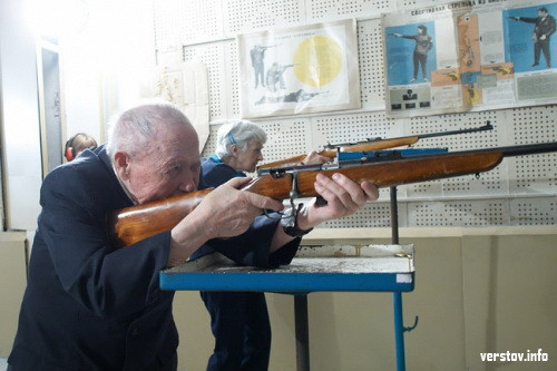 Спустя 65 лет со дня Победы ветераны войны вновь взялись за оружие