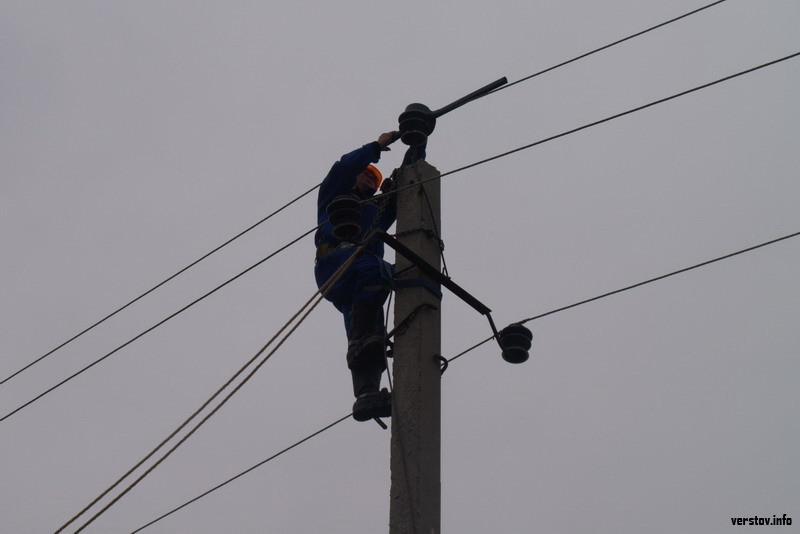 Калугаэнерго фото. Монтаж уличного освещения. Демонтаж фонарей. Монтаж светильников уличного освещения. Монтаж фонарей уличного освещения.
