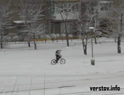 Велосипедисту снегопад не помеха