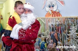 Детишек навестили справедливый Дед Мороз и белый кролик