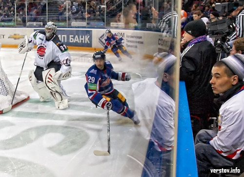 На своем льду "Металлург" дважды подряд уступил омскому "Авангарду". Счет в серии сравнялся.