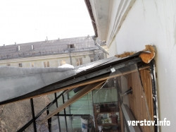 Глыба, упавшая с крыши, разрушила балкон