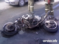 Водитель сбежал, оставив горящий мотоцикл на проезжей части