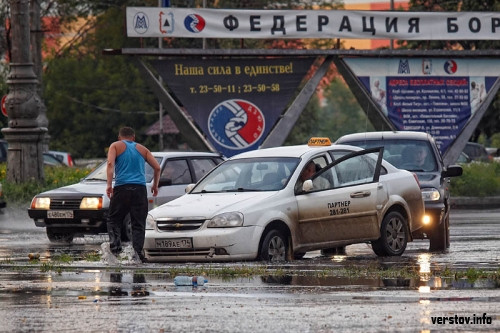 Прошедшие в минувшее воскресенье дожди стали помехой для некоторых автомобилистов