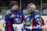 В первой же игре за магнитогорский "Металлург" финский вратарь Ари Ахонен пропустил четыре шайбы