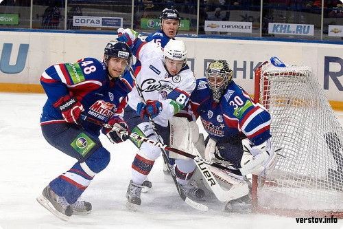 В первой же игре за магнитогорский "Металлург" финский вратарь Ари Ахонен пропустил четыре шайбы