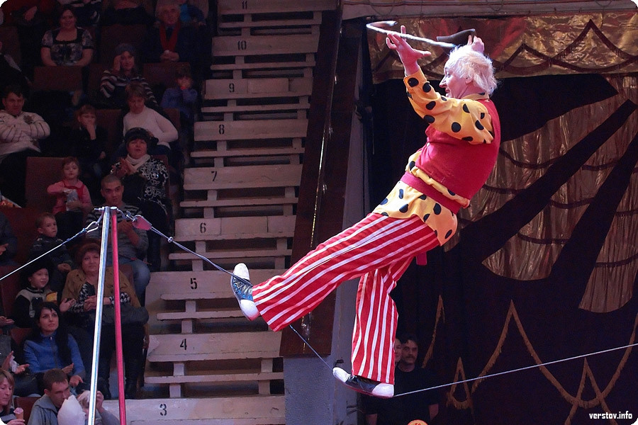 Арену выходит клоун. Цирк шапито Олега Попова. Клоун в цирке. Клоун акробат.